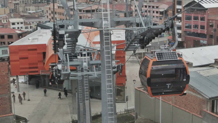 Línea Naranja del teleférico que une la Estación central con la Plaza Villaroel. Línea Naranja del teleférico que une la Estación central con la Plaza Villaroel.
