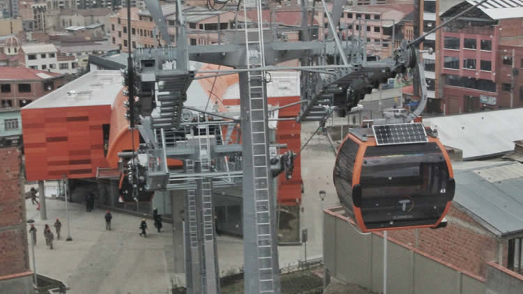 Línea Naranja del teleférico que une la Estación central con la Plaza Villaroel.