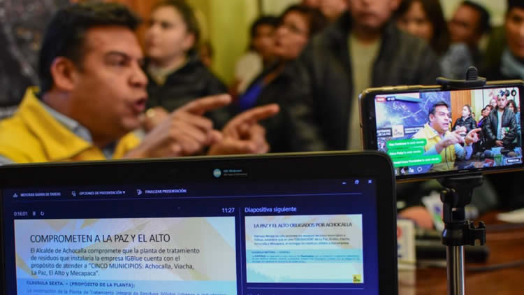 Luis Revilla mostró el contrato de una planta de sólidos firmado entre Ninaja y una empresa privada. Luis Revilla mostró el contrato de una planta de sólidos firmado entre Ninaja y una empresa privada.