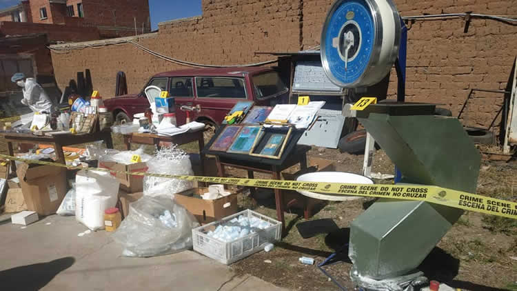 Maquinaria e insumos hallados en El Alto.