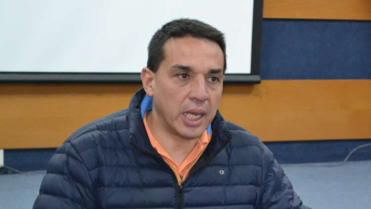 Mario Guillen, ministro de Economía, participa en el diálogo con la UPEA.