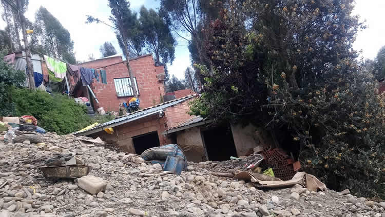 Desborde de río en Achocalla provoca mazamorra que destruyó casas en el sector.