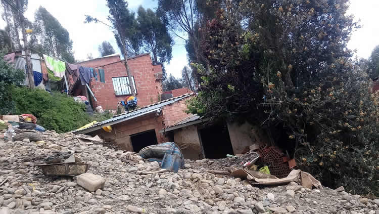 Desborde de río en Achocalla provoca mazamorra que destruyó casas en el sector. Desborde de río en Achocalla provoca mazamorra que destruyó casas en el sector.