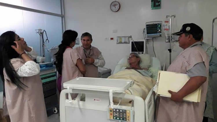 El médico Róger Moreno internado en el hospital Obrero de Santa Cruz.