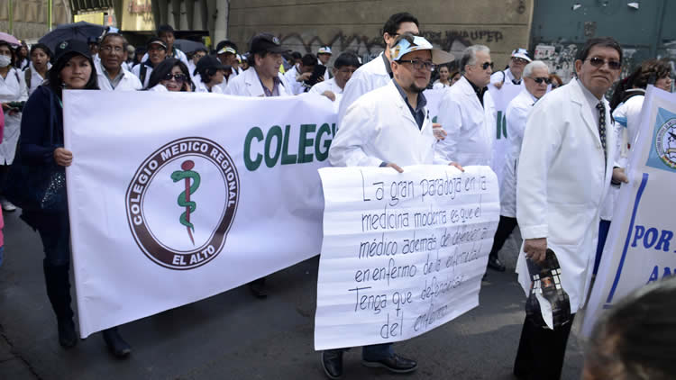 Médicos de las Cajas de Seguros en una marcha anterior.