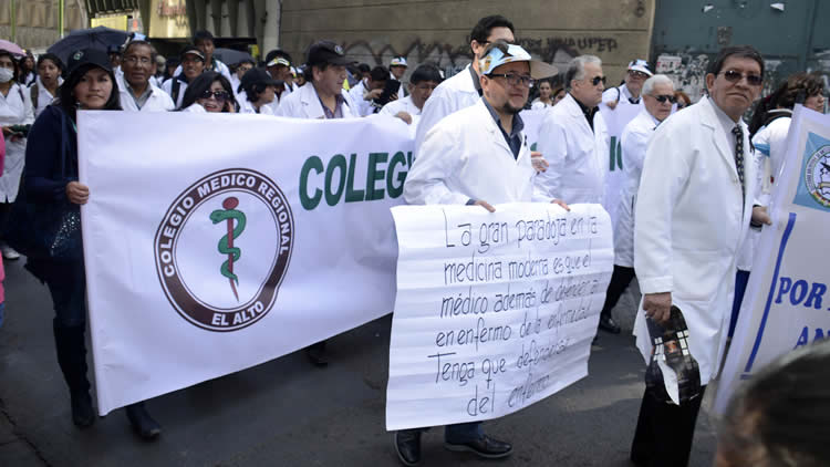 Médicos de las Cajas de Seguros en una marcha anterior. Médicos de las Cajas de Seguros en una marcha anterior.