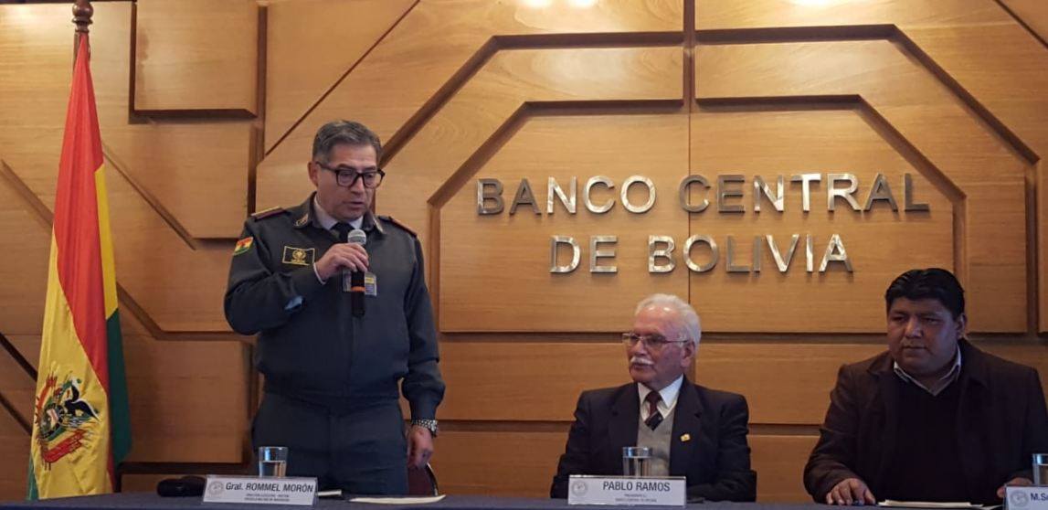 Rector Medrano durante la firma del convenio con el BCB y la EMI Rector Medrano durante la firma del convenio con el BCB y la EMI