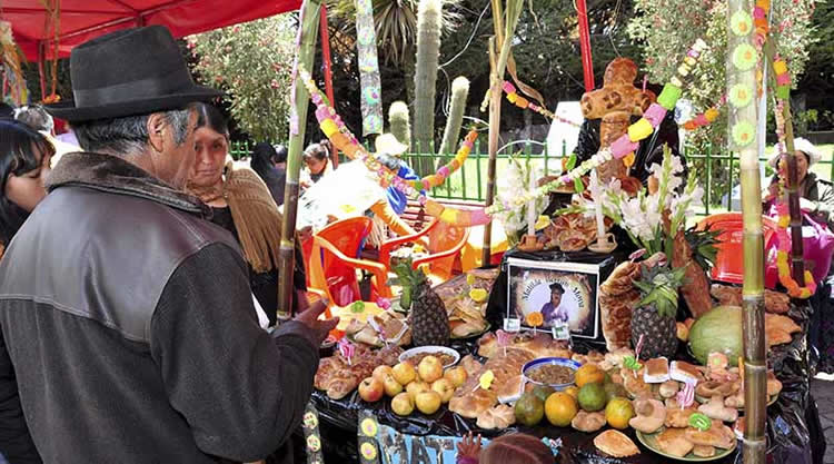 Mesa de Todos Santos armado en El Alto para la llegada de los difuntos.