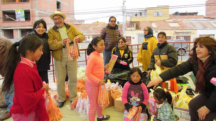 Miembros del club entregando regalos a los niños en Ciudad Satélite. Miembros del club entregando regalos a los niños en Ciudad Satélite.