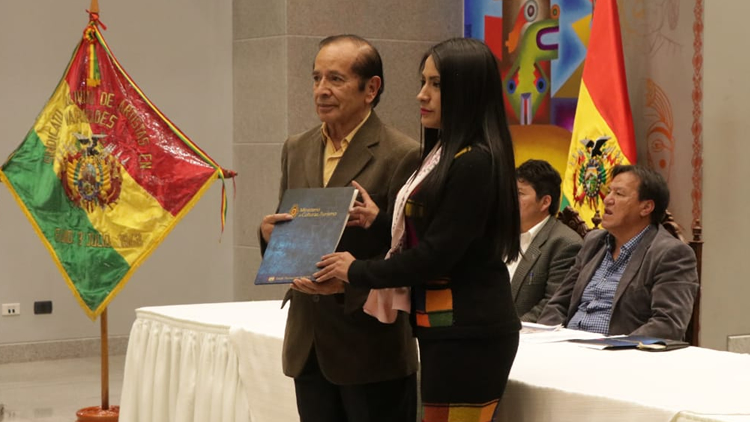Ministra de Culturas y Turismo, Wilma Alanoca, presenta el documento a los artistas en el hall de la Casa Grande del Pueblo.