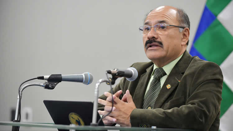 El ministro de Salud, Aníbal Cruz, en conferencia de prensa.