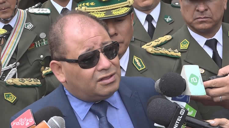Carlos Romero, ministro de Gobierno, en contacto con los medios de comunicación.