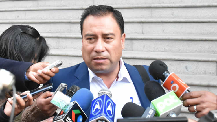 Rodolfo Rocabado, ministro de Salud. Rodolfo Rocabado, ministro de Salud.