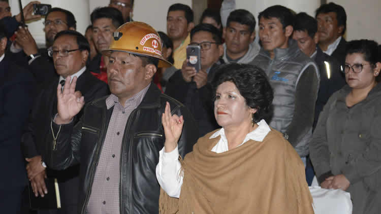 Carlos Fernando Huallpa y Virginia Patty juran como ministros de Minería y Educación  respectivamente.