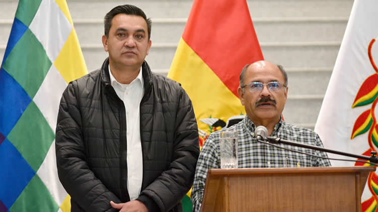 Los ministros de la Presidencia, Yerko Núñez, y de Salud, Aníbal Cruz, en conferencia de prensa.