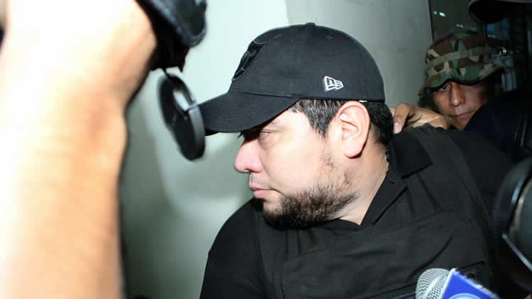 Pedro Montenegro tras su captura presentado por la Policía boliviana.