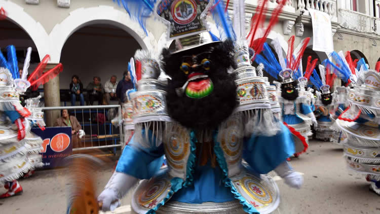 La Morenada, danza boliviana que representa a la sublevación de los negros contra el temible caporal.