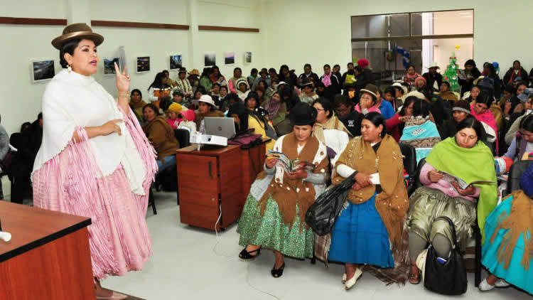 Mujeres de El Alto llevan adelante curso de “Moda, Tendencia y Pasarela”.