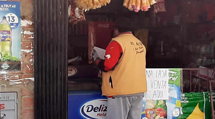 Funcionario de la alcaldía notifica a tienda de barrio en El Alto.
