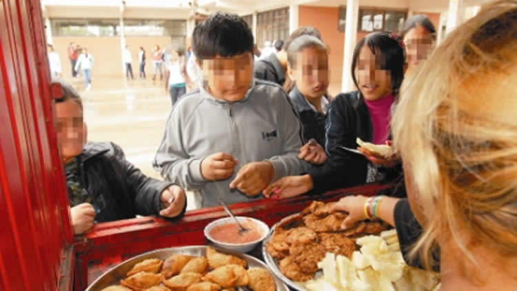 Sobrepeso u obesidad afectan a 3 de cada 10 estudiantes de secundaria en Bolivia.