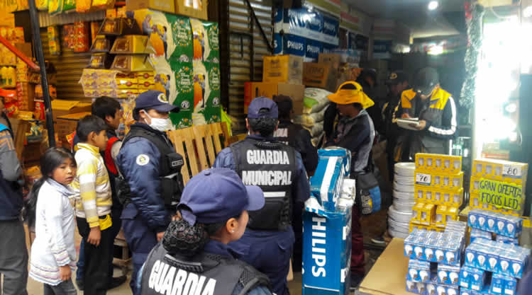 En operativo decomisan juegos pirotécnicos y bebidas alcohólicas de contrabando en El Alto.