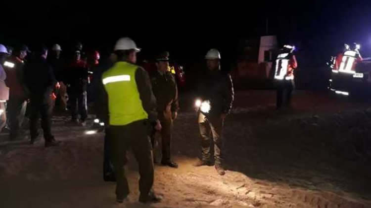 Equipos de rescate continúan trabajando en la zona para encontrar al tercer minero boliviano.
