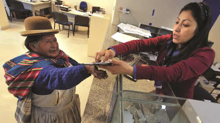 Pago de la Renta Dignidad a un adulto mayor en una entidades financieras de Bolivia. Pago de la Renta Dignidad a un adulto mayor en una entidades financieras de Bolivia.