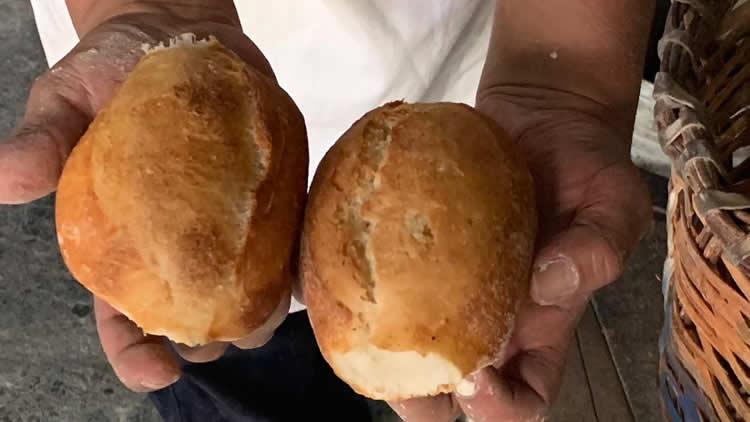 Pan marraqueta alimento tradicional en Bolivia.