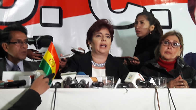 Paola Barriga en conferencia de prensa explica su decisión.
