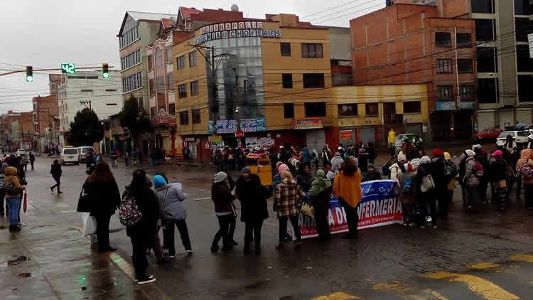 Estudiantes de la UPEA y vecinos bloquean en la Avenida Juan Pablo II.