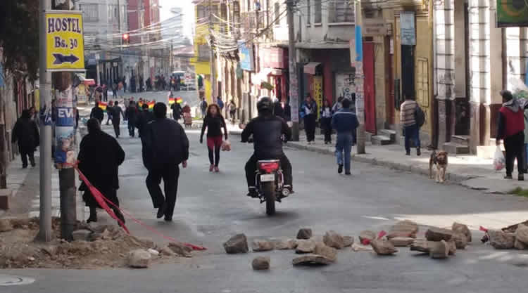 Vecinos transitan por una zona de bloqueos en la ciudad de La Paz.