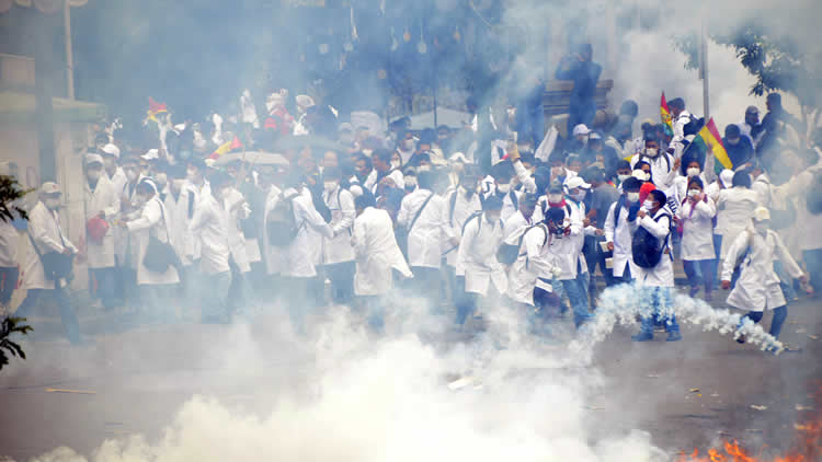 Estudiantes de medicina y médicos se enfrentan a la policía en el centro paceño.(Foto: ABI).