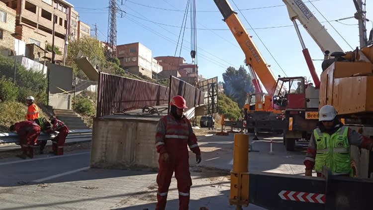 Pasarela del carril de bajada, altura Achachicala quedó quebrada por el choque del vehículo pesado.