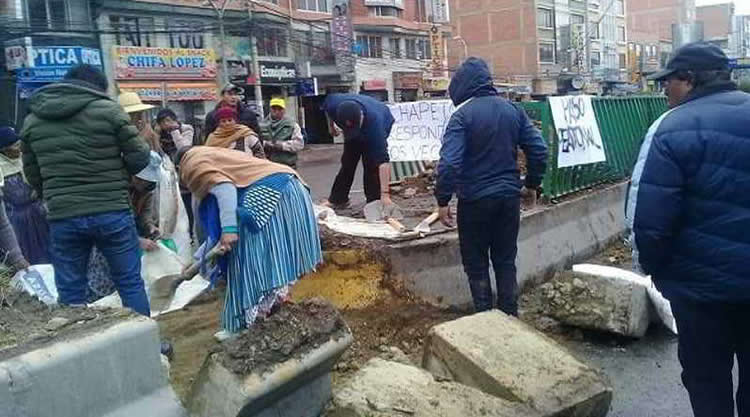 Abren pasó peatonal en la calle 2 de la Ceja El Alto para regular el tráfico vehicular.