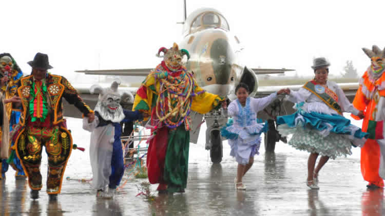El Pepino llega con alegría y picardía a instalaciones de la Fuerza Aerea de El Alto.