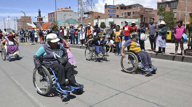 Personas con discapacidad realizan prácticas deportivas.