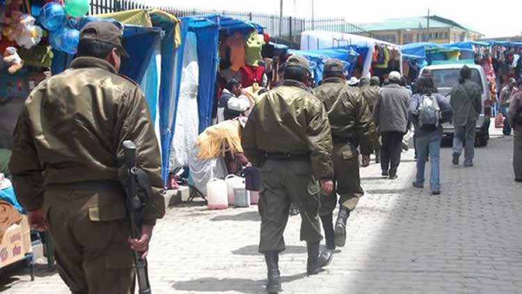 Policía en El Alto cumpliendo con las operaciones de seguridad.