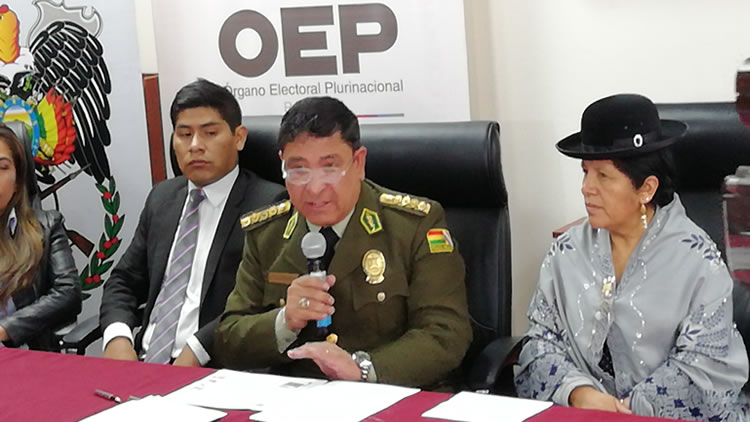 El TSE y el Comandante General de Policía, Yuri Calderón, en conferencia de prensa conjunta. El TSE y el Comandante General de Policía, Yuri Calderón, en conferencia de prensa conjunta.