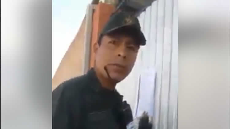 Dan baja definitiva al capitán de Policía Fernando Raúl Merlo Argani, quien roció gas pimienta a unos niños en Cochabamba. Dan baja definitiva al capitán de Policía Fernando Raúl Merlo Argani, quien roció gas pimienta a unos niños en Cochabamba.