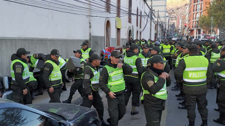 La Policía boliviana en el operativo la madrugada de este martes.