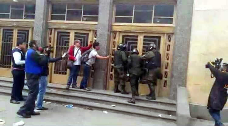 Policías intentan ingresar al Monoblock de la UMSA Policías intentan ingresar al Monoblock de la UMSA
