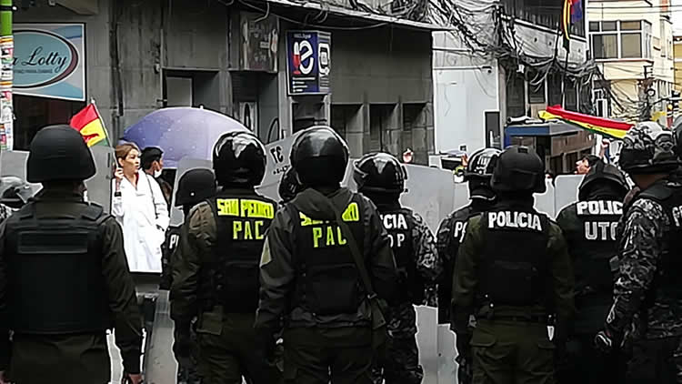 Policía controla Plaza Murillo frente a marchas de médicos y universitarios.
