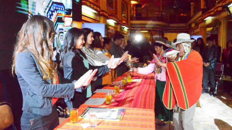 Ritual realizado en la premiación a los Cholets más emblemáticos de El Alto Ritual realizado en la premiación a los Cholets más emblemáticos de El Alto