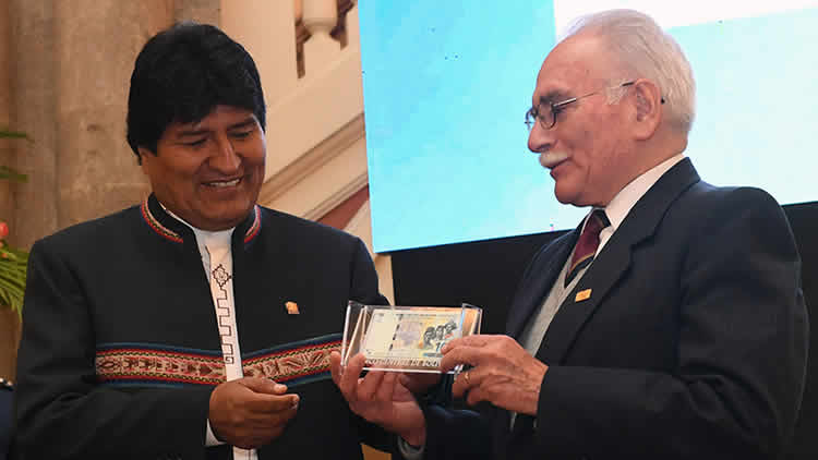 Evo Morales y Pablo Ramos, presidente del BCB, presentan nuevos billetes de corte de 10 Bs