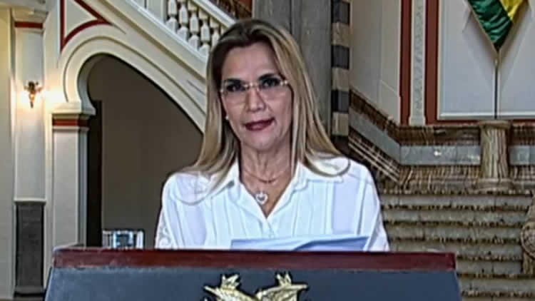 La presidenta de Bolivia, Jeanine Áñez, en su mensaje presidencial.