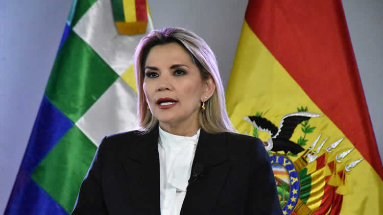 La presidenta de Bolivia, Jeanine Áñez, en conferencia de prensa.