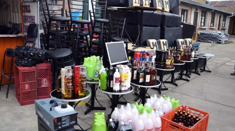 Decomisan mobiliario, equipos de sonido y más de 150 unidades de bebidas alcohólicas.