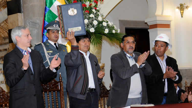 Evo Morales promulgó decretos supremos de incremento al mínimo nacional y al haber básico de los trabajadores.