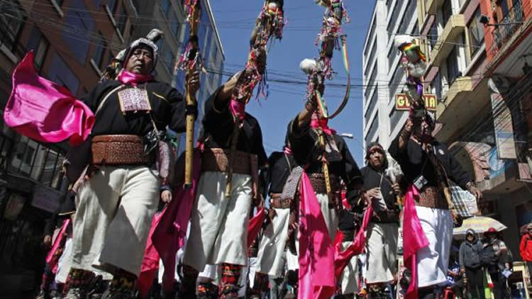 El pujllay muestra fuerza y valor en preparación para la entrada Gran Poder 2019.