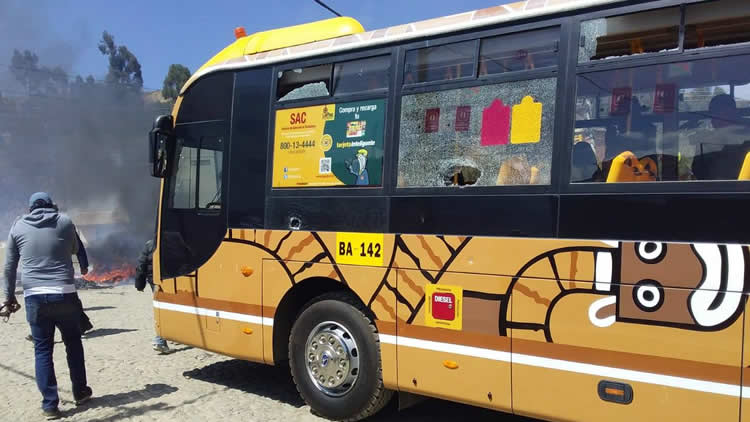 Choferes sindicalizados agredieron con piedras y palos a los buses Pumakatari.